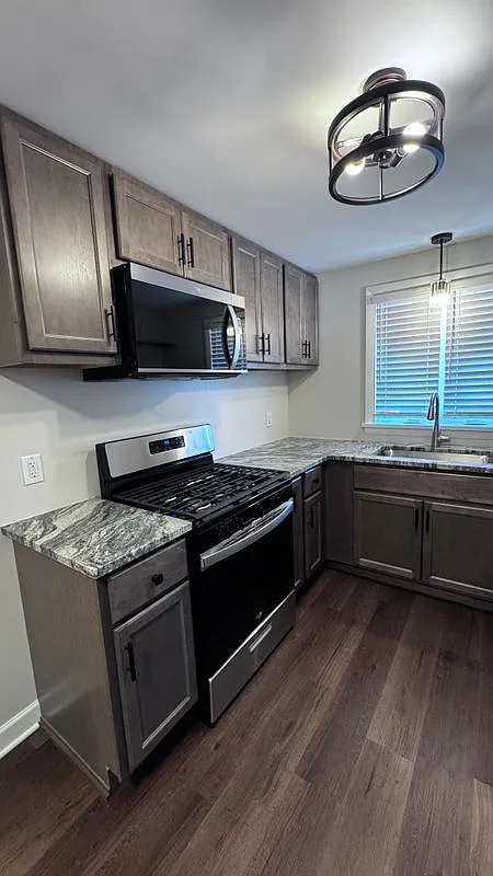 3 bed, 1.0 bath, 1100 sqft, $1,995 — Photo 2