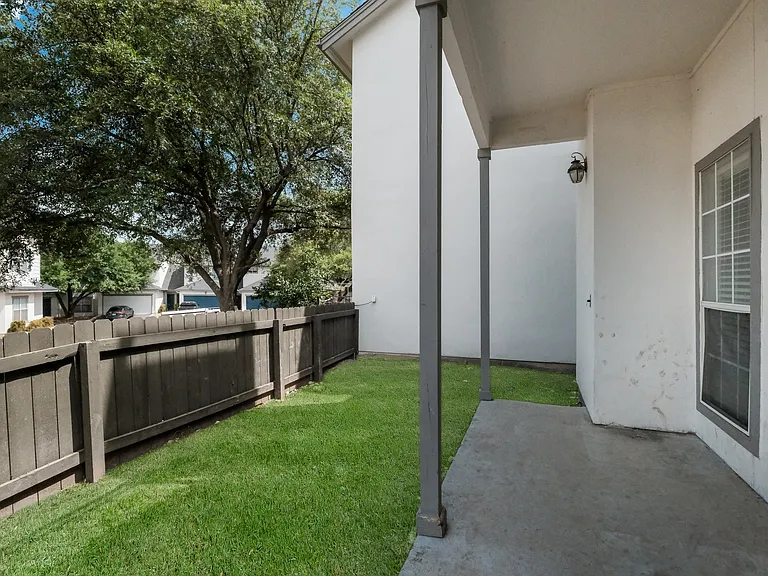 Castle Hills Townhomes — Photo 32