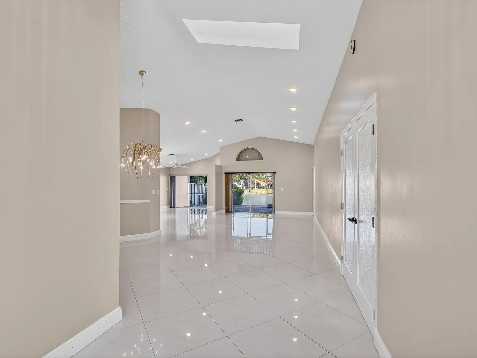 3 bed, 2.0 bath, 2011 sqft, $3,250 — Photo 3