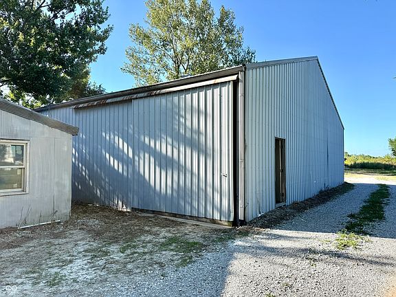 4th image of 842 W Cutsinger Rd