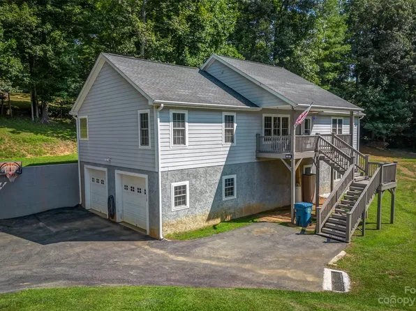 15 Curtis Dr, Hendersonville, NC 28739