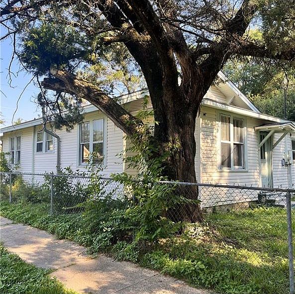 2nd image of 671 Ruth St