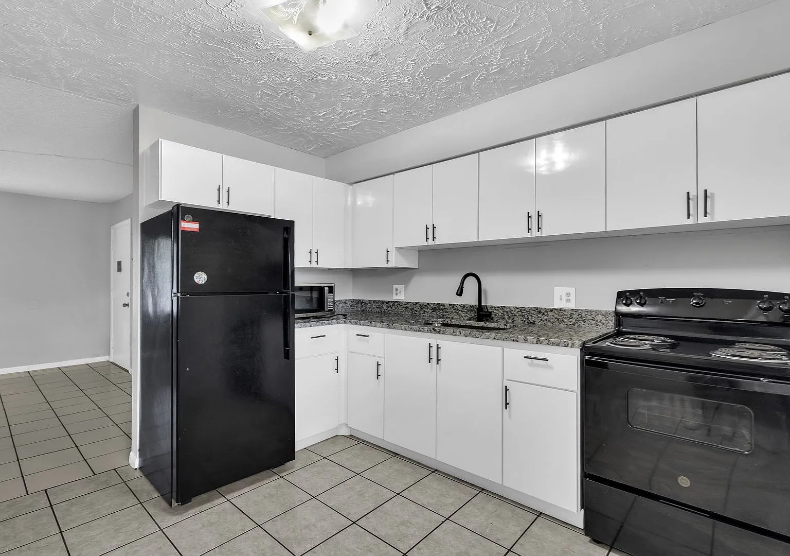 1 Bed / 1 Bath Updated Kitchen and Bathroom price reduced to $1,050/month (Water Included) — Photo 4