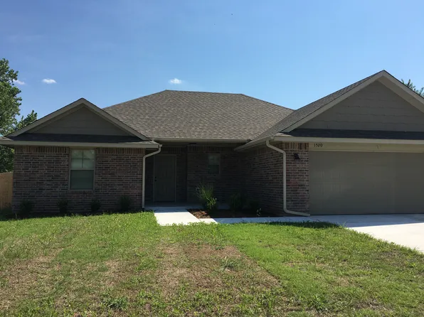 121 SW 9th St, Moore, OK 73160
