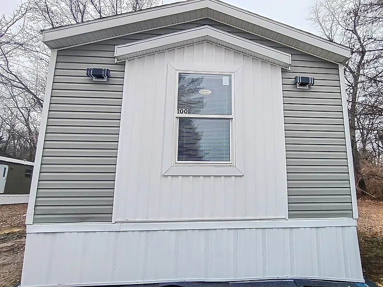 100 Deerwood Dr — Photo 3