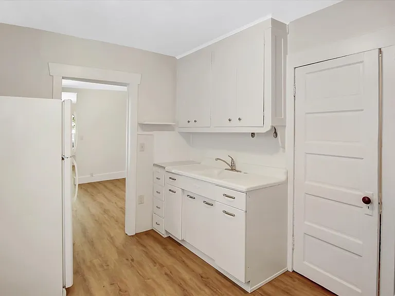 Self-draining kitchen sink