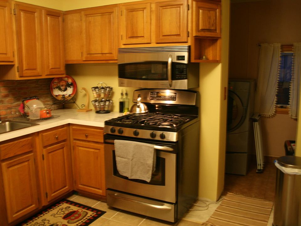 2nd image of 15 Poultney St