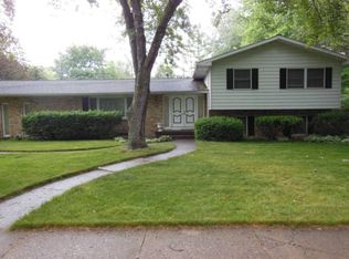 5200 Nakoma Dr, Midland, MI 48640