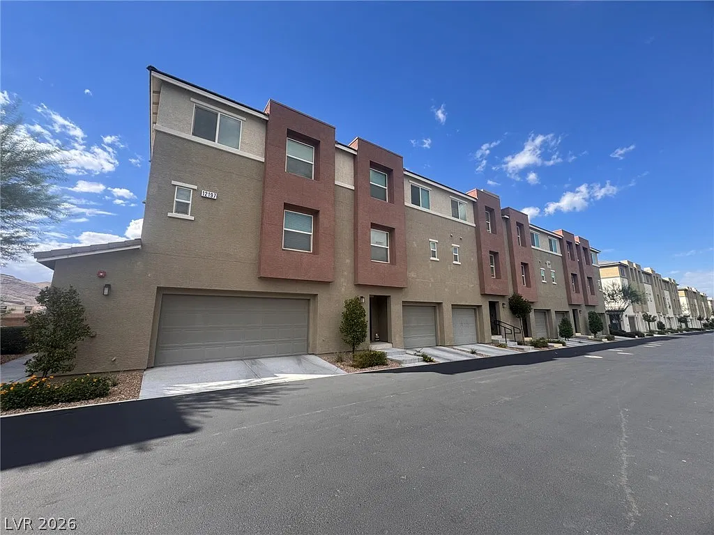 4 bed, 2.5 bath, 1833 sqft, $2,300 — Photo 1