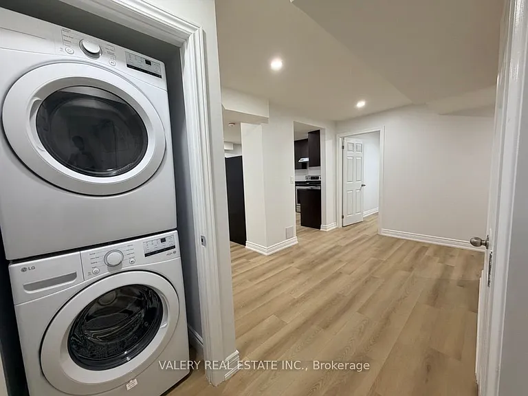 1683 Moongate Cres #LOWER — Photo 14