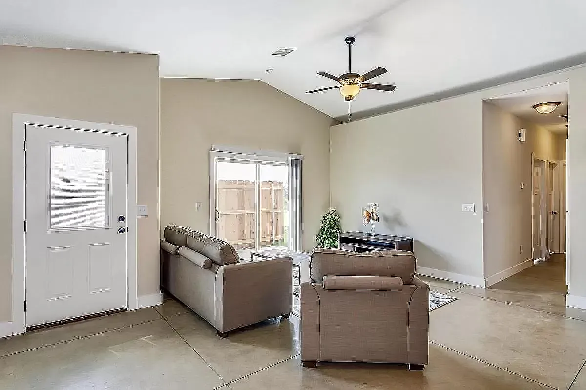 3 bed, 1100 sqft, $1,475 — Photo 3