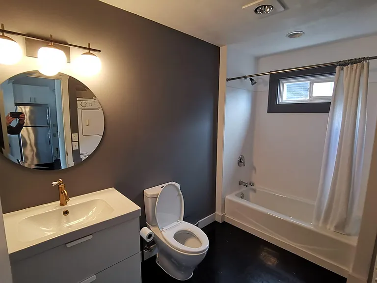 1122 E John St #A — Photo 4