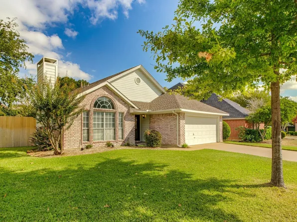 1902 Wood Crest Dr, Grapevine, TX 76051