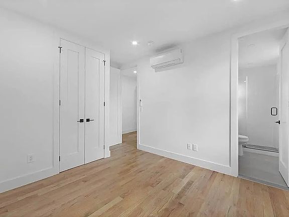 4th image of 213 Montrose Ave #4