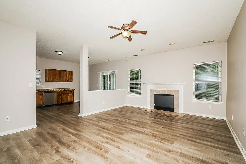 3 bed, 2.0 bath, 1408 sqft, $1,750 — Photo 4