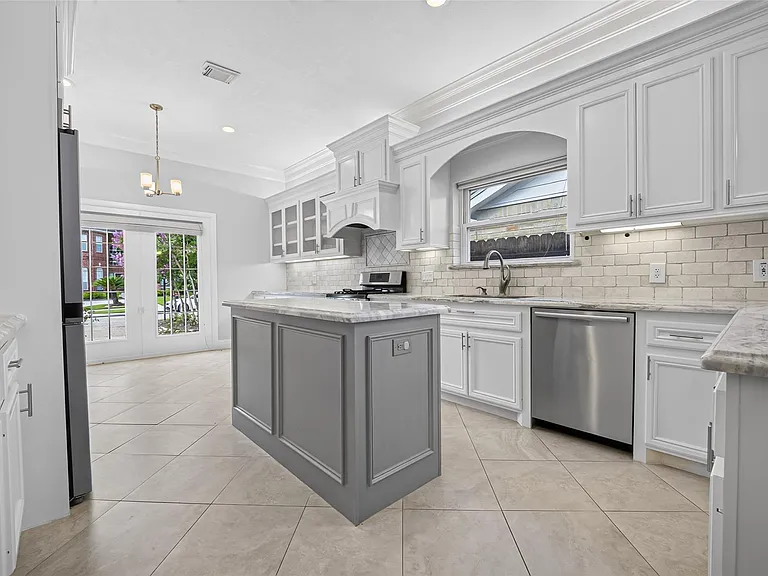 10310 Chevy Chase Dr — Photo 11