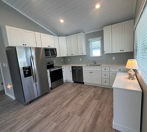 Beautiful full kitchen with plenty of cabinent space