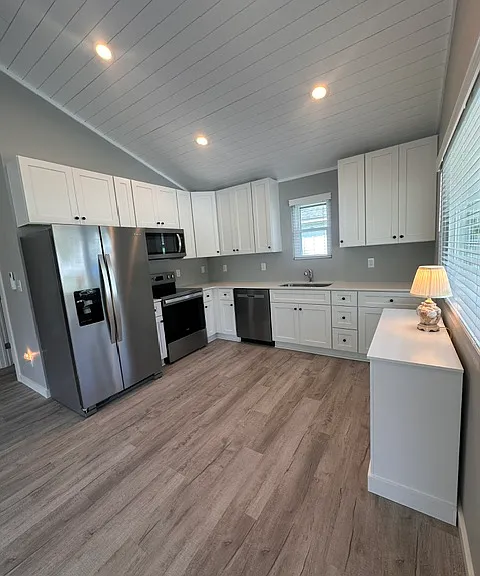 Beautiful full kitchen with plenty of cabinent space