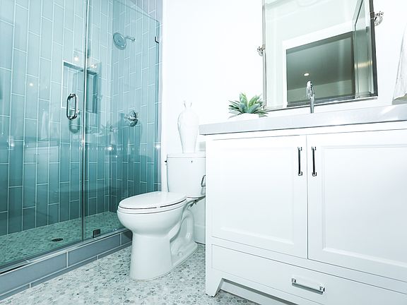 Downstairs bathroom en suite