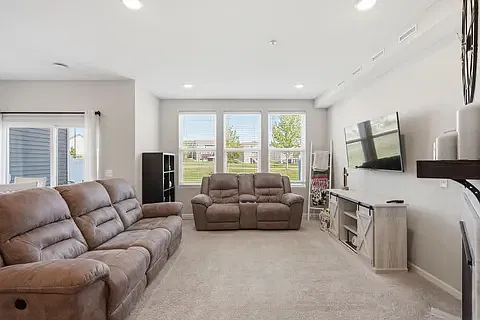 3 bed, 1858 sqft, $2,700 — Photo 3