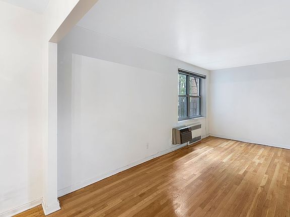 3rd image of 27-04 Parsons Blvd #2B