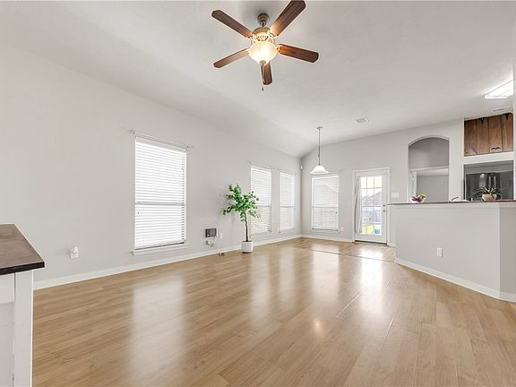 4th image of 2707 Silver Oak Dr