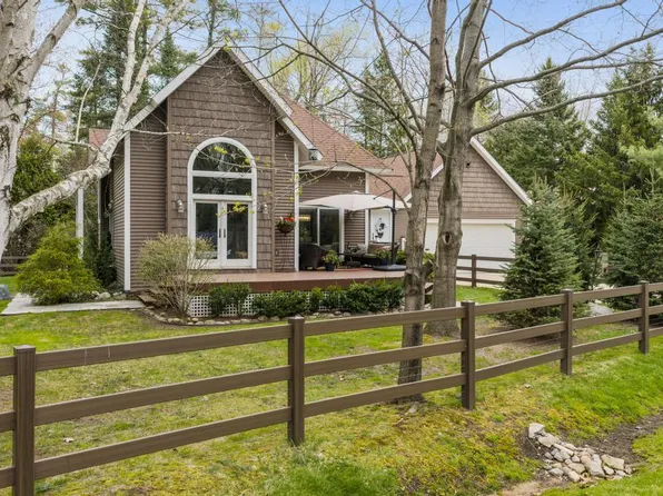 6330 Oakley Ave, Indian River, MI 49749