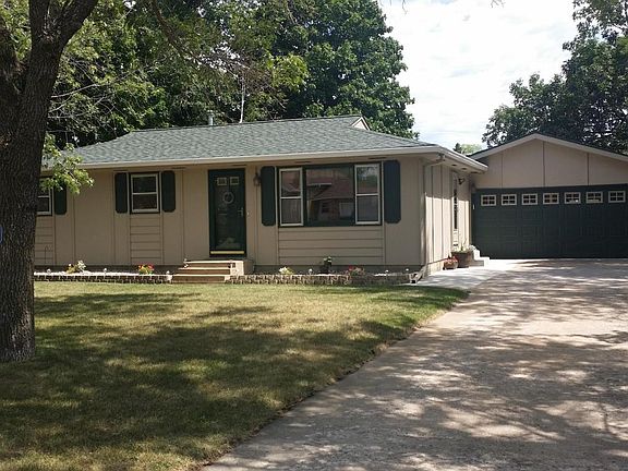 3rd image of 1910 Green Ln NE