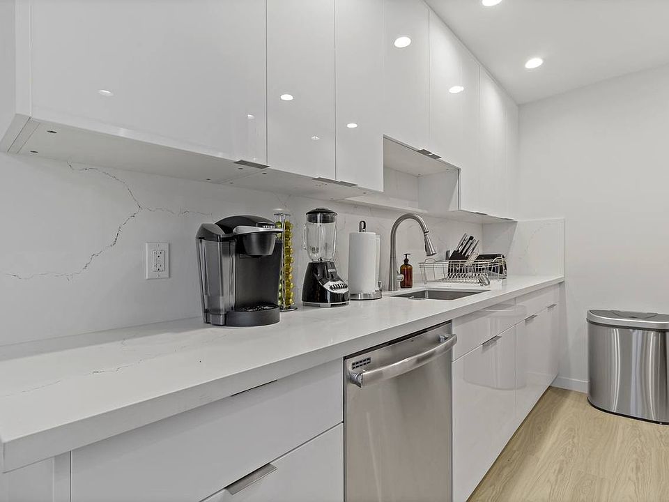 kitchen with dishwasher, gas stove, oven