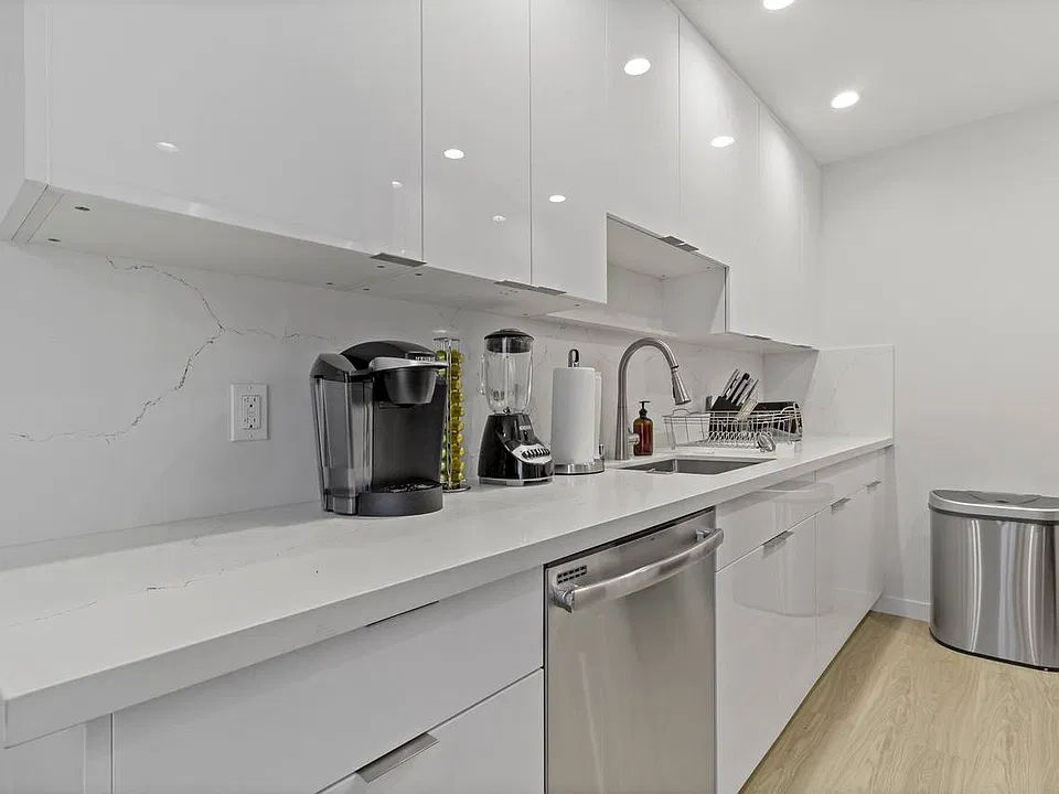 kitchen with dishwasher, gas stove, oven