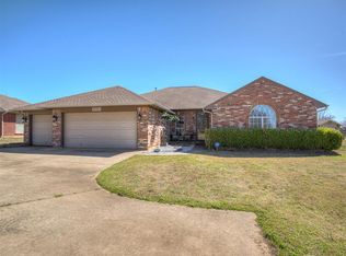29353 Oklahoma St, Harrah, OK 73045