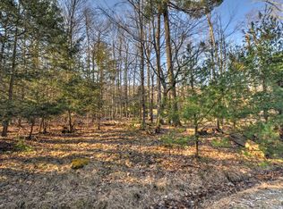 1050 N Evergreen Dr, Greentown, PA 18426