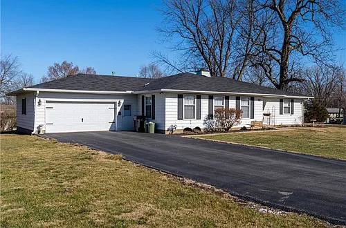 220 Crescent Dr Photo 1