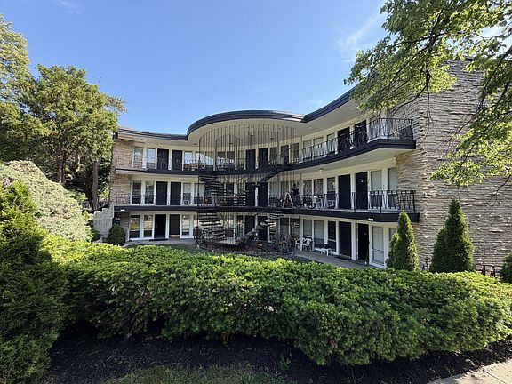 3rd image of 6901 N Ridge Blvd APT 2F