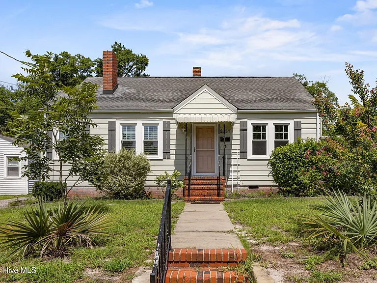 2137 Jackson St — Photo 1