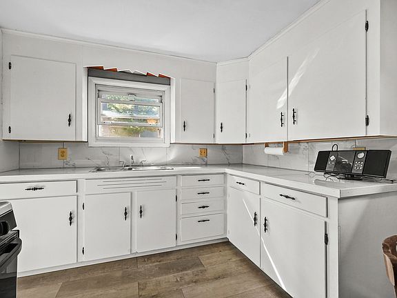 4th image of 101 Oak St
