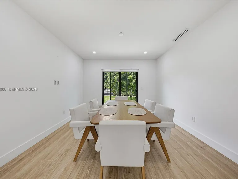 180 SW 38th Ct — Photo 8