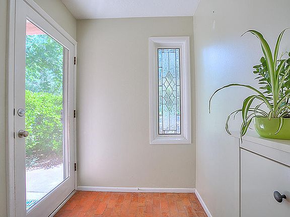 4th image of 215 Wellesley Dr SE