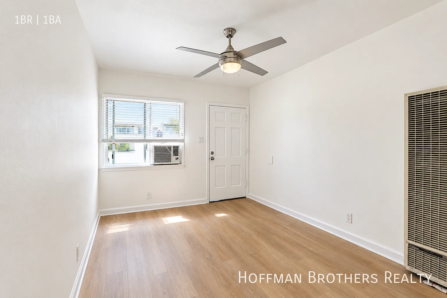 Bright Venice 1-Bedroom With Garage Parking,Gated Entry & Water Included! — Photo 1