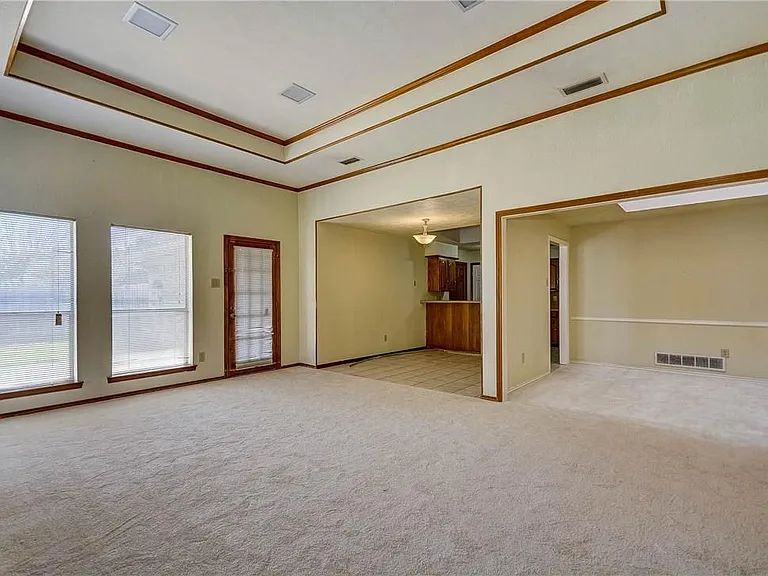 1104 Wimbledon Ln — Photo 3