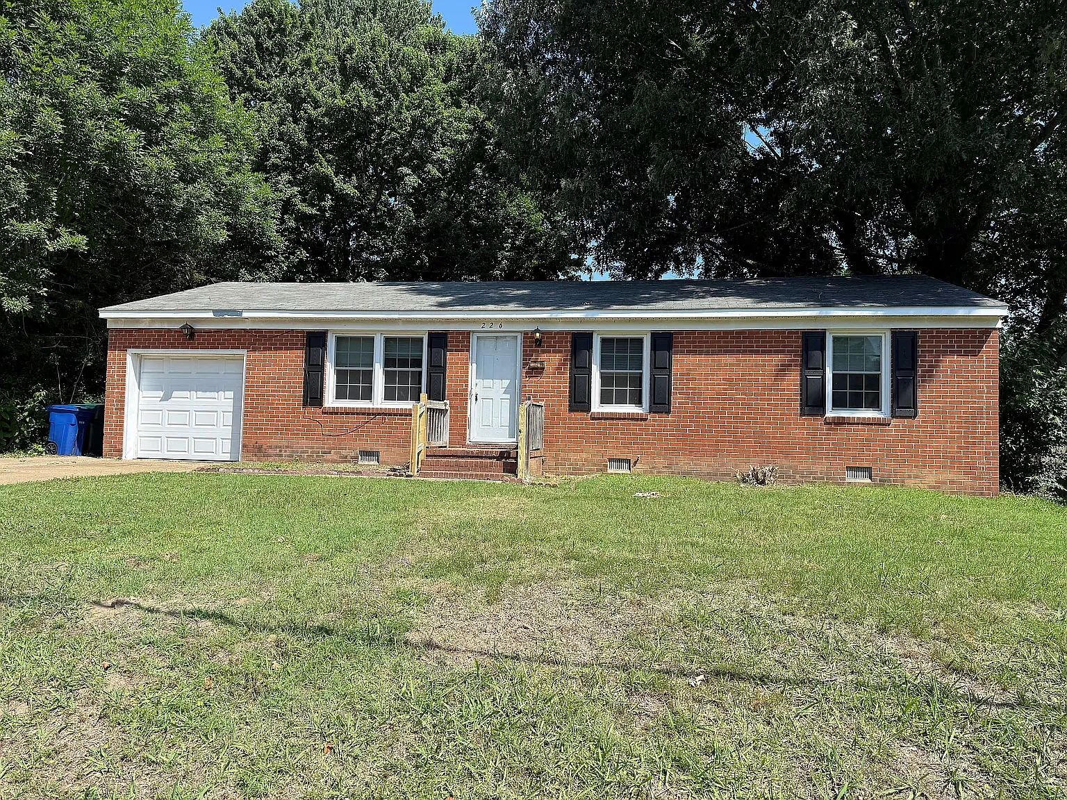 3 bed, 1.5 bath, 1288 sqft, $1,495 — Photo 1
