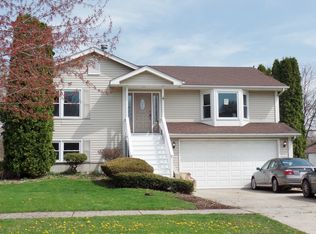 1504 Comanche Dr, Bolingbrook, IL 60490