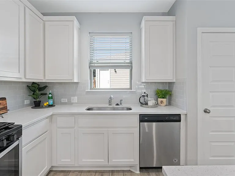 1713 Yaupon Grove Ln — Photo 8