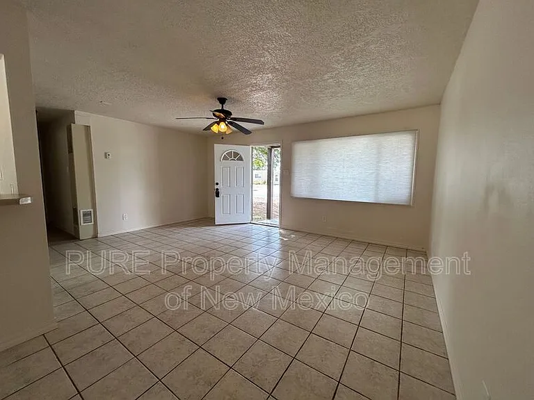 2104 Smith Ln — Photo 2