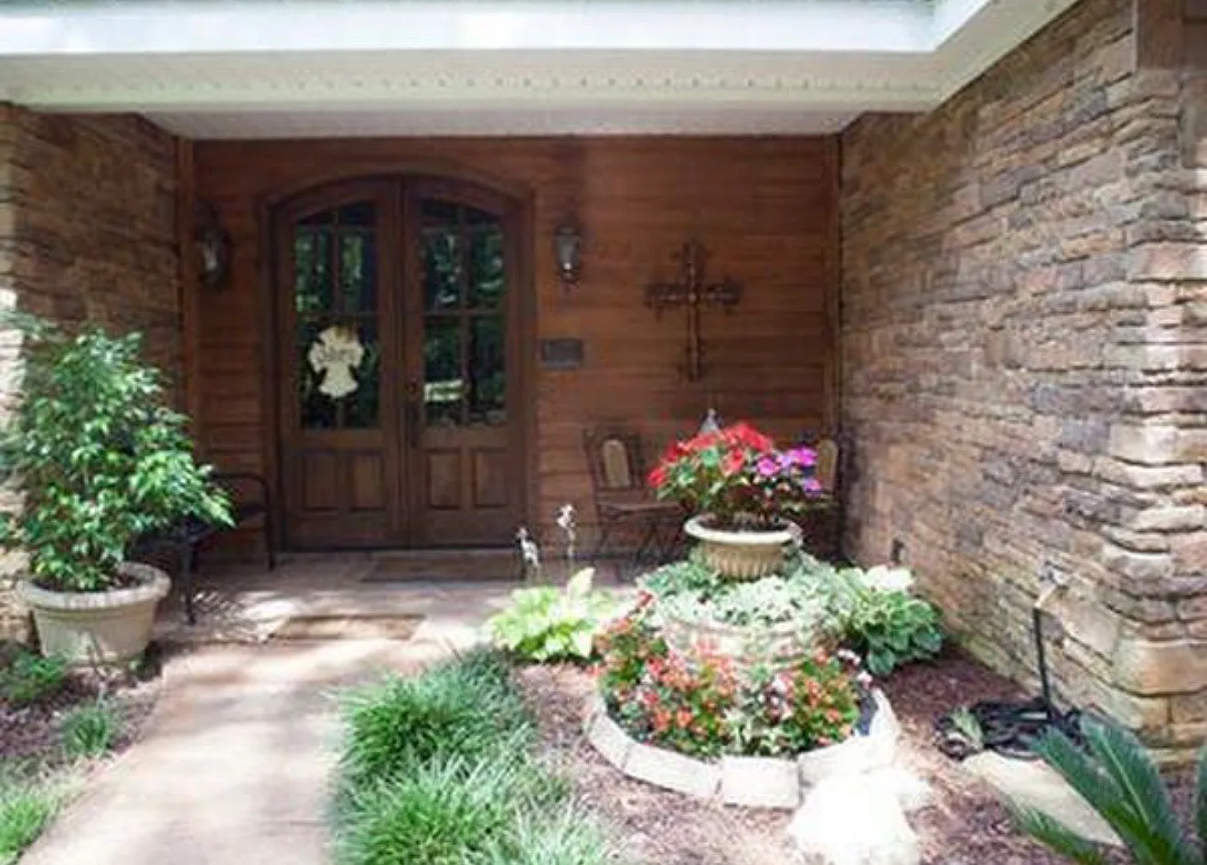 3 bed, 2500 sqft, $2,200 — Photo 2
