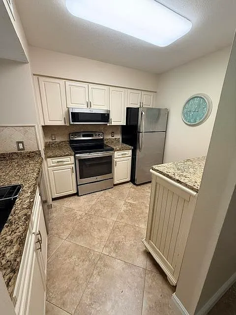 2 bed, 2.0 bath, 923 sqft, $2,400 — Photo 3
