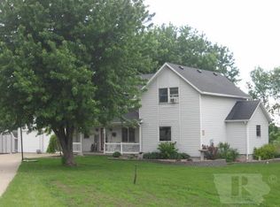 1601 Division St, Hull, IA 51239