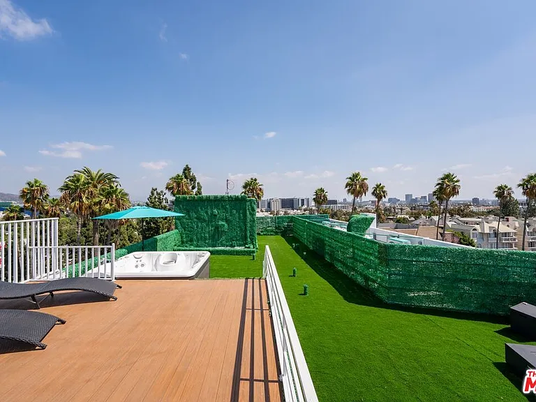 137 N Doheny Dr #3 — Photo 36