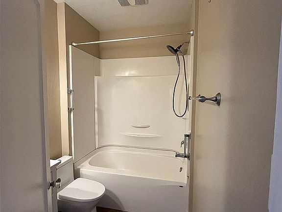 4th image of 214 W 38th St