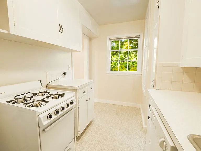 Colonial Park Apartments - Comfortable Living with a $99 Deposit Move-In Special — Photo 29